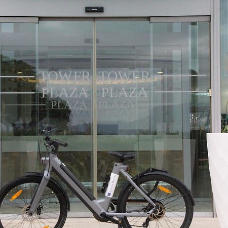 Готель Pisa Tower Plaza Екстер'єр фото A bicycle at the entrance of a shopping mall