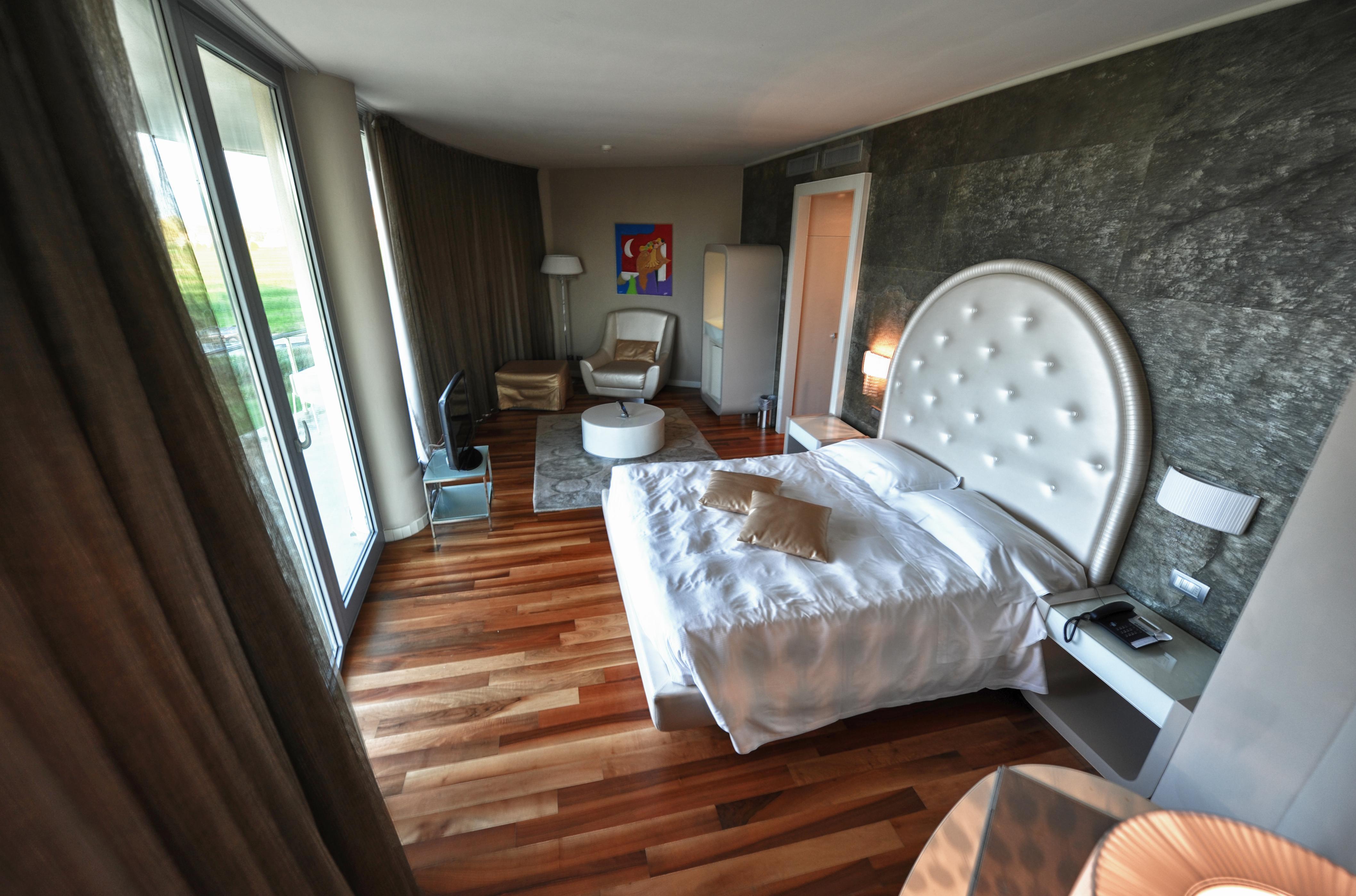 Готель Pisa Tower Plaza Екстер'єр фото A room at the hotel