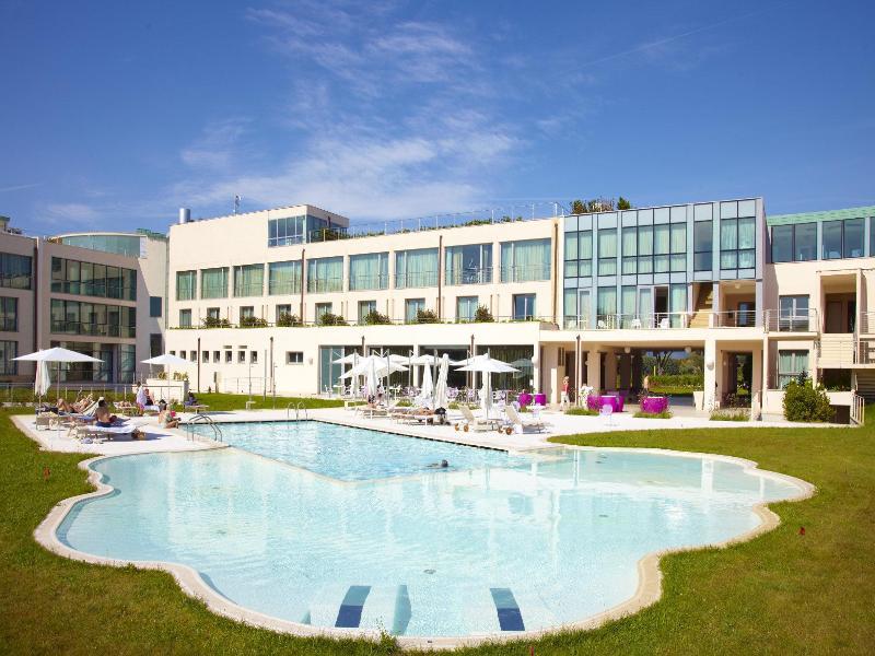 Готель Pisa Tower Plaza Екстер'єр фото The hotel's swimming pool