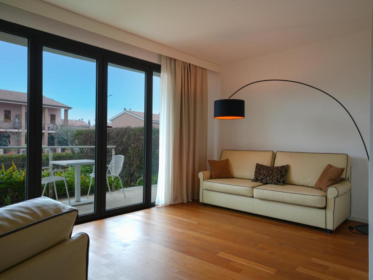 Готель Pisa Tower Plaza Екстер'єр фото A living room with a floor lamp
