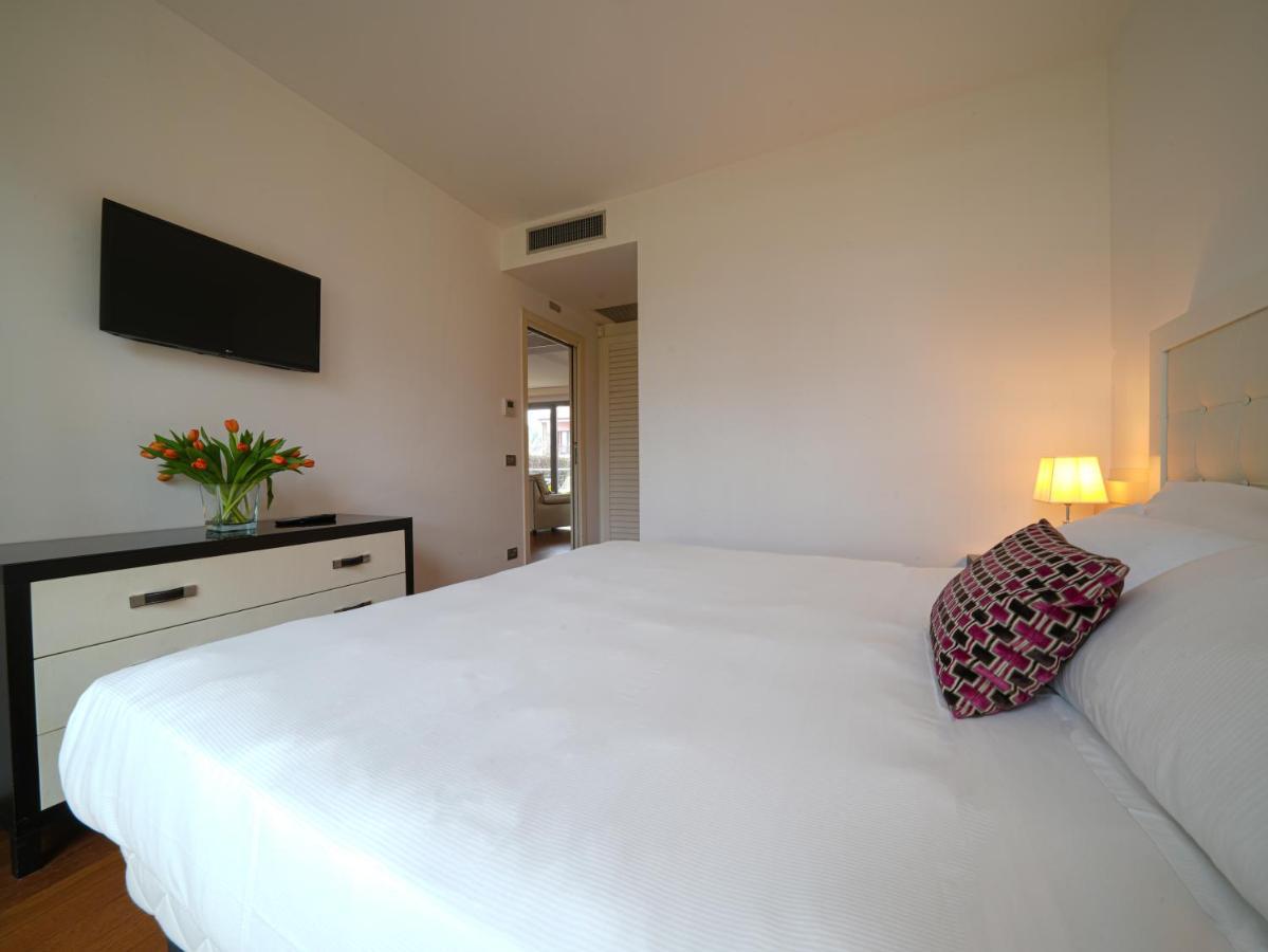 Готель Pisa Tower Plaza Екстер'єр фото A bedroom at the hotel