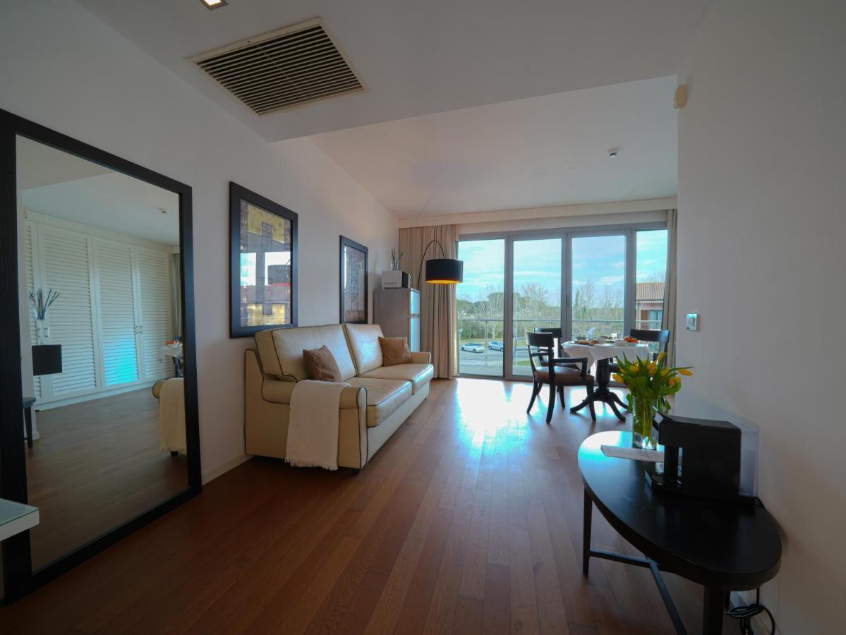 Готель Pisa Tower Plaza Екстер'єр фото A living room in a typical apartment
