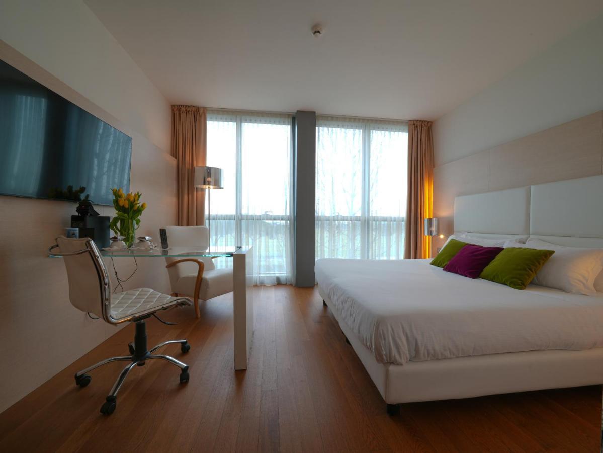 Готель Pisa Tower Plaza Екстер'єр фото A typical room at the hotel