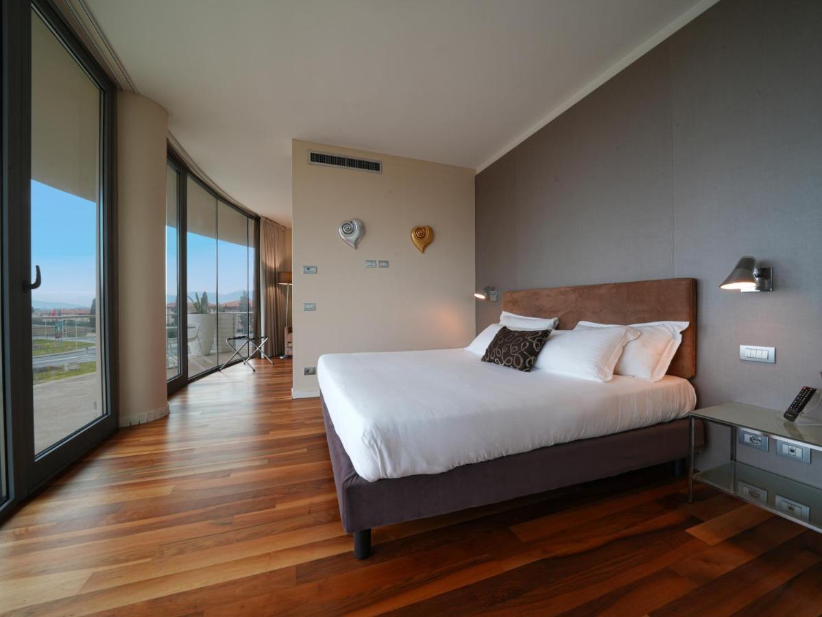 Готель Pisa Tower Plaza Екстер'єр фото A bedroom at the hotel