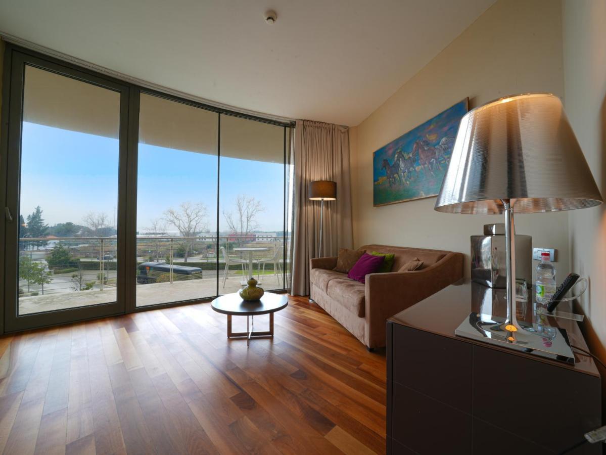 Готель Pisa Tower Plaza Екстер'єр фото A living room in a typical apartment