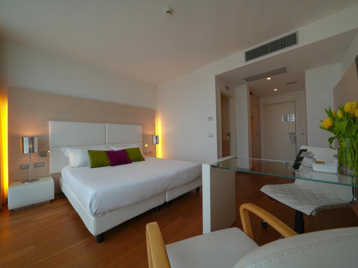 Готель Pisa Tower Plaza Екстер'єр фото A room at the hotel
