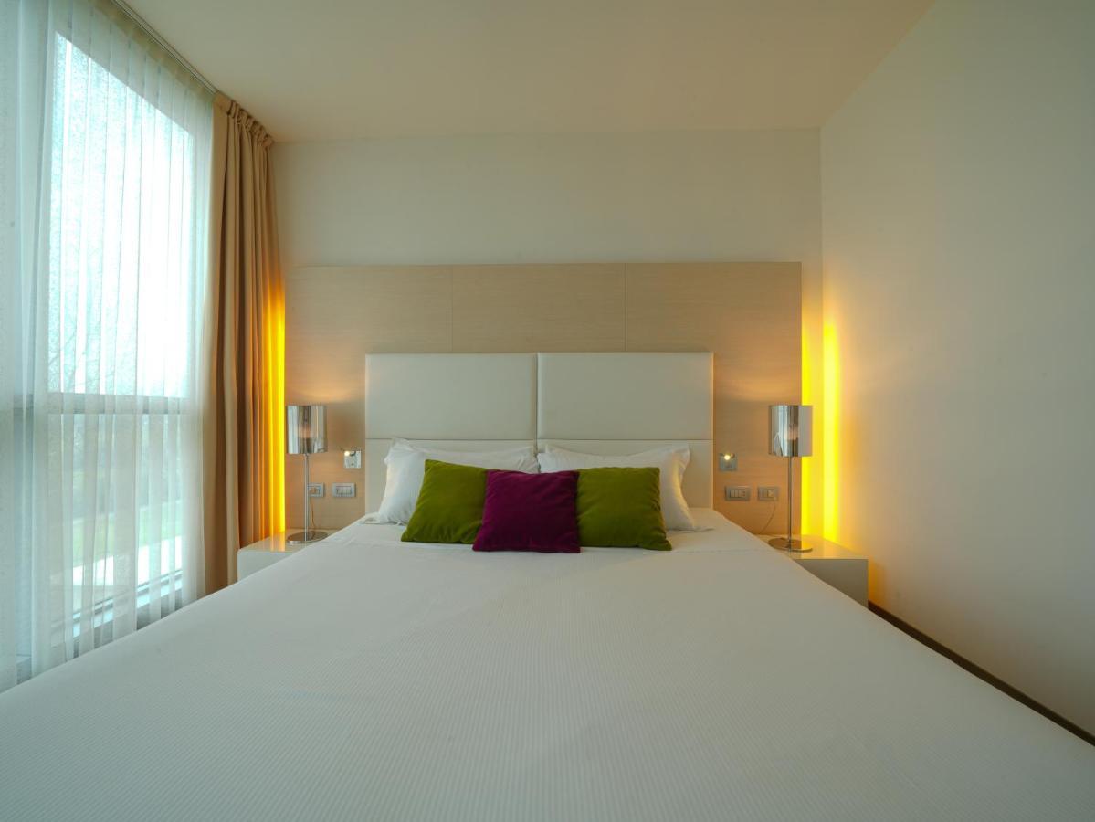 Готель Pisa Tower Plaza Екстер'єр фото A room at the hotel