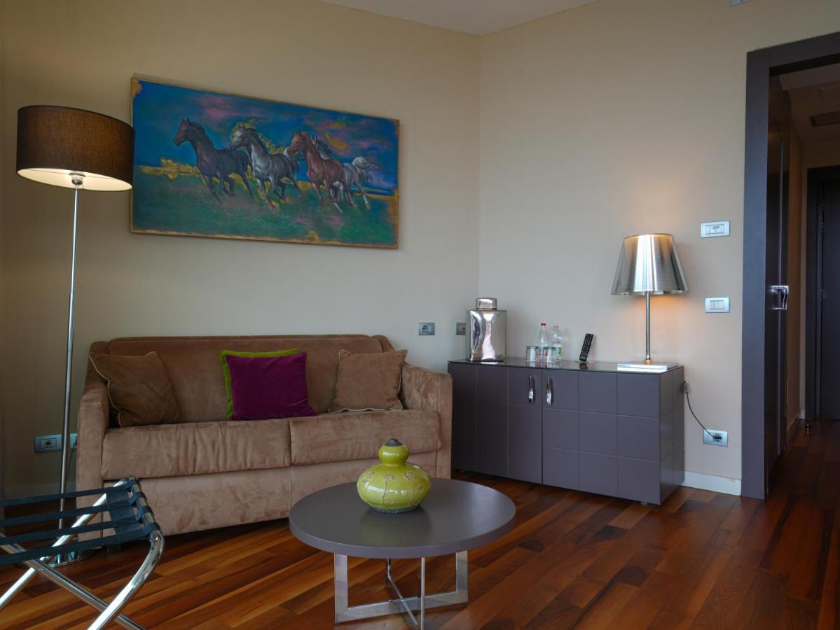 Готель Pisa Tower Plaza Екстер'єр фото A living room in a hotel