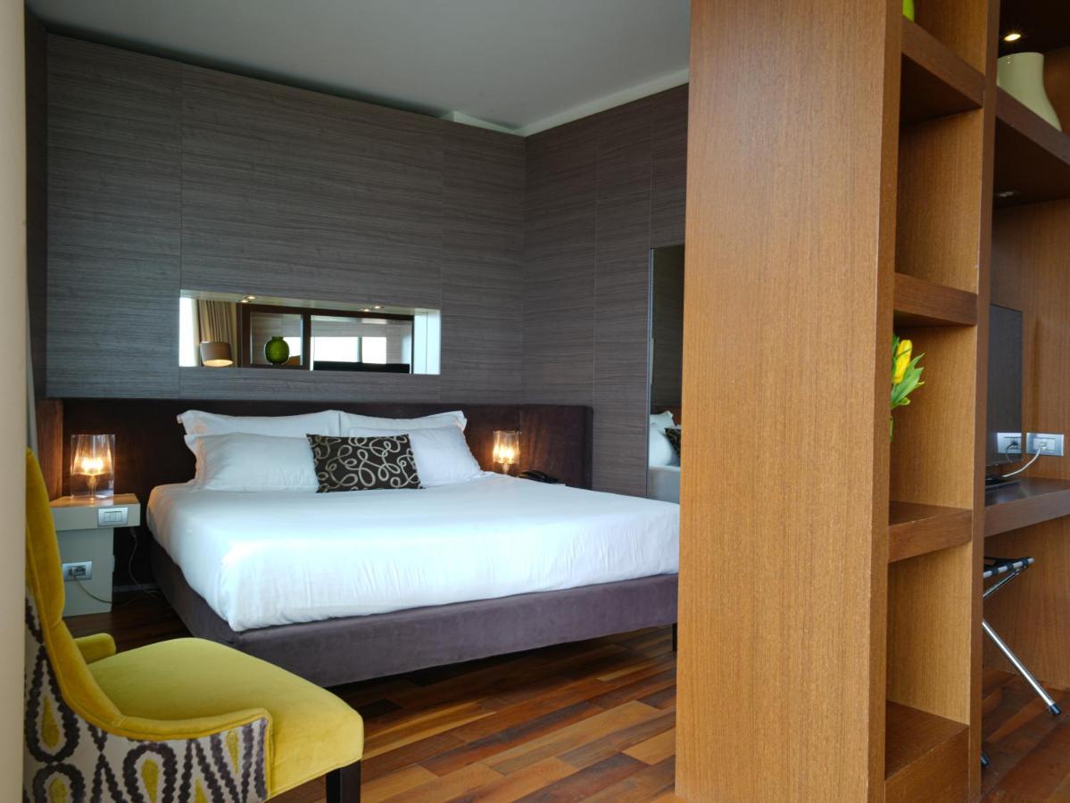 Готель Pisa Tower Plaza Екстер'єр фото A bedroom at the hotel