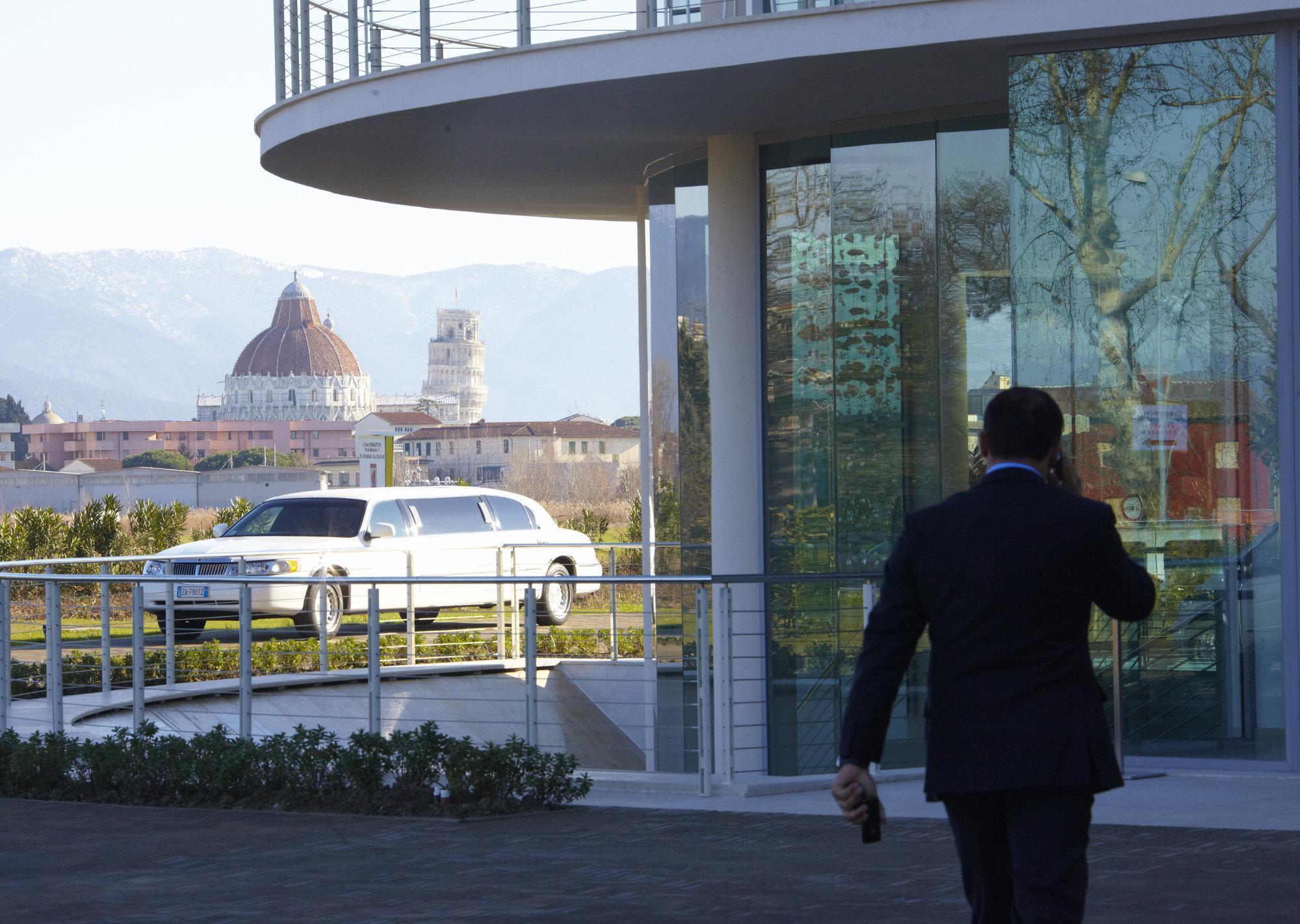 Готель Pisa Tower Plaza Екстер'єр фото A chauffeur in Italy