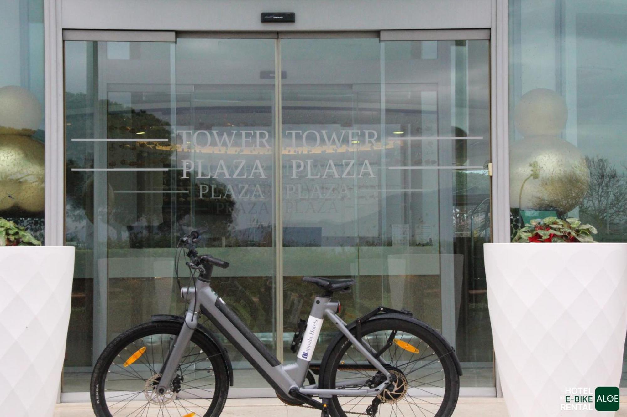 Готель Pisa Tower Plaza Екстер'єр фото A bicycle at the entrance of a shopping mall