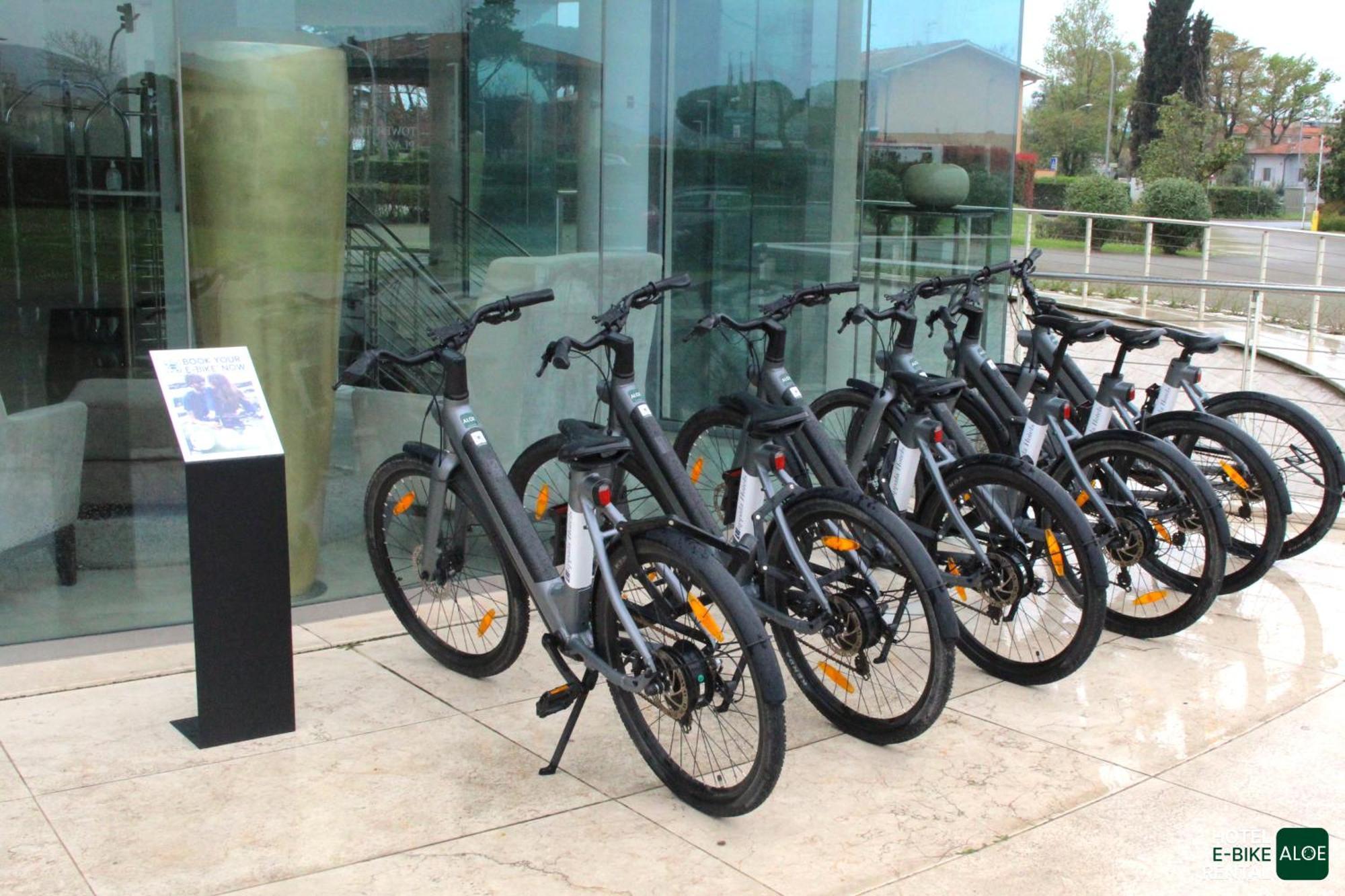 Готель Pisa Tower Plaza Екстер'єр фото Electric bicycles at the airport