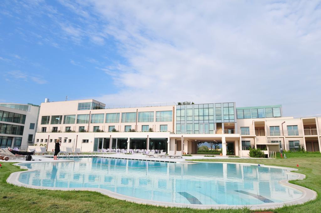 Готель Pisa Tower Plaza Екстер'єр фото The pool at the hotel